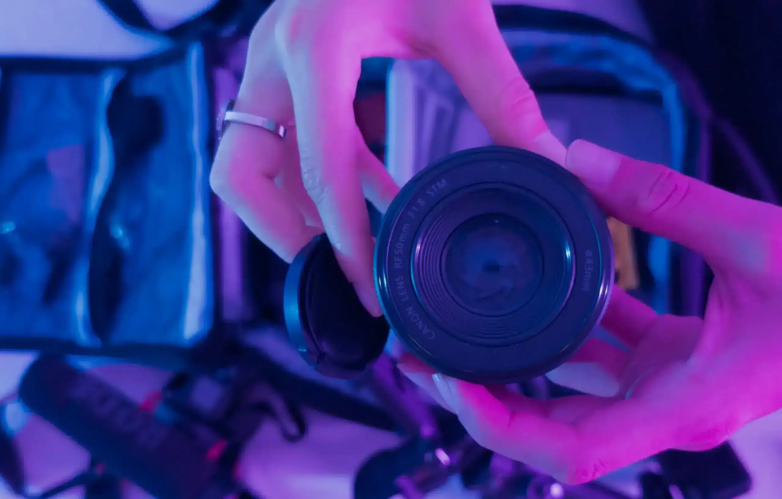 andrea_quintero_camera_lens Close-up of Canon lens in Andrea Quintero’s hands, symbolizing storytelling through photography and film.